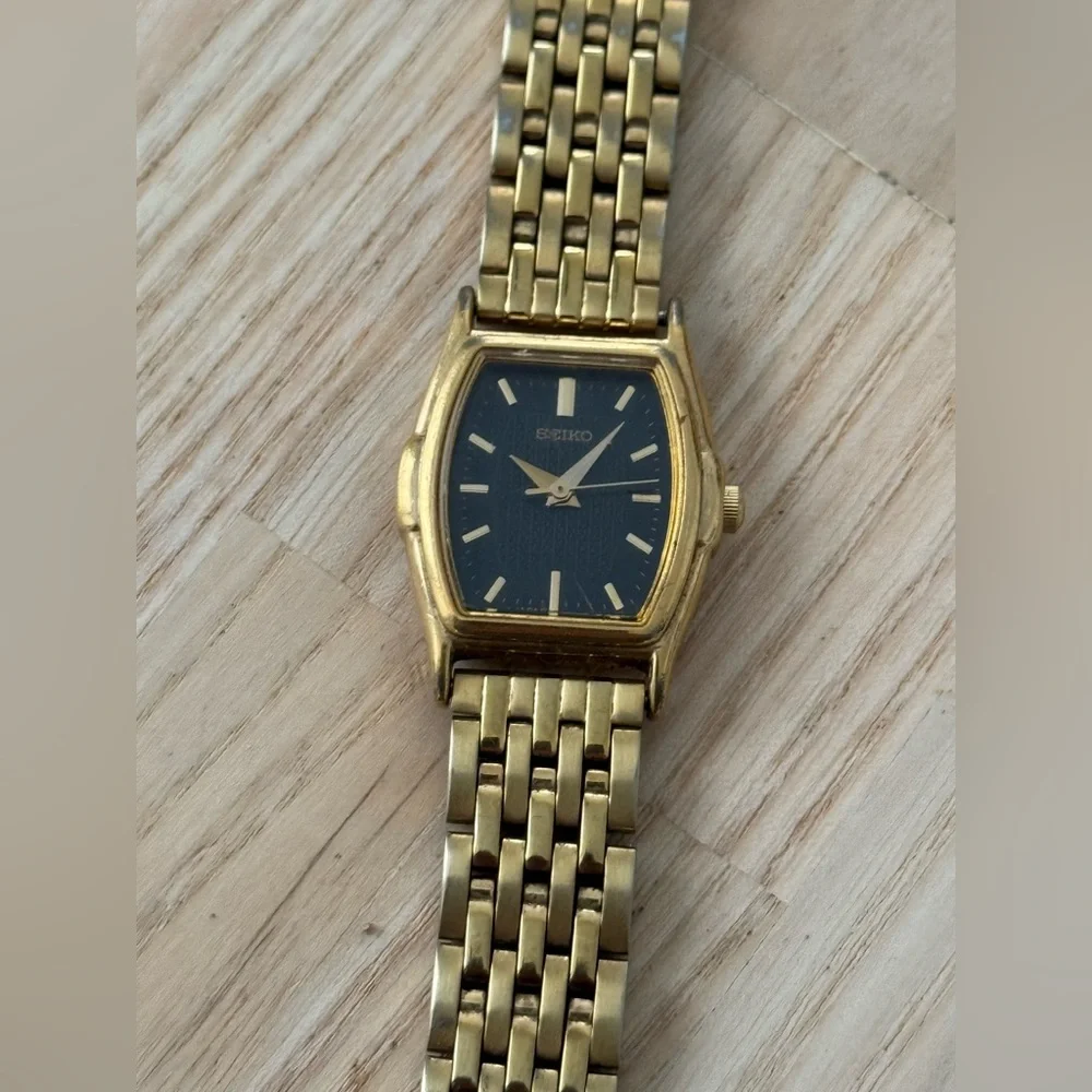 Seiko Vintage Ladies Watch Black Dial Gold-Tone Bracelet New Battery